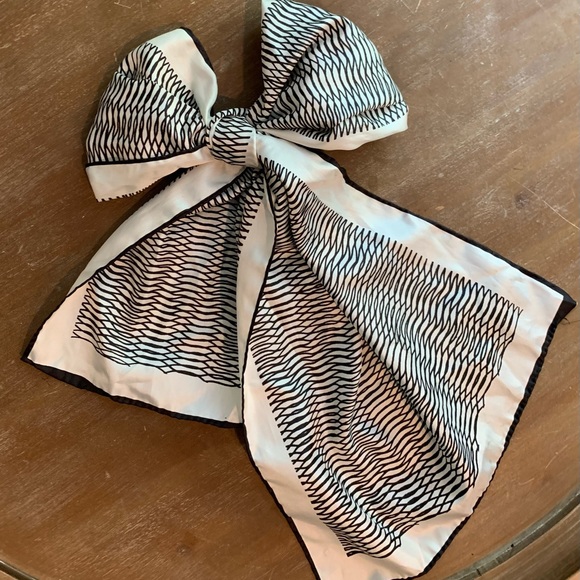 🎁Black and White Silky Scarf - Picture 2 of 3